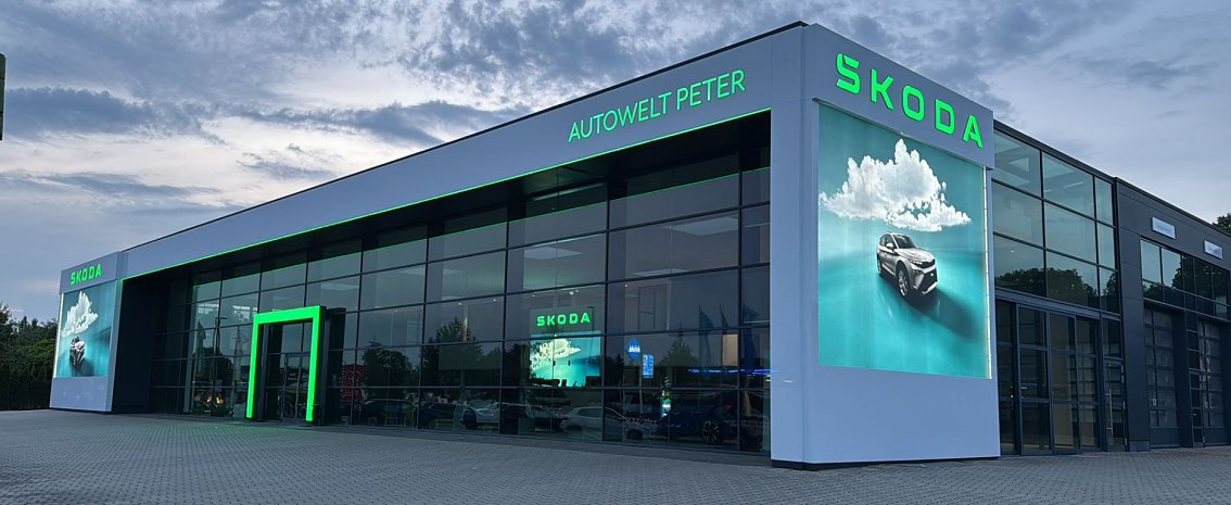 Moderne �koda-Autowelt Peter in Nordhausen mit gro&szlig;er Glasfassade und gr&uuml;nem Eingangsrahmen