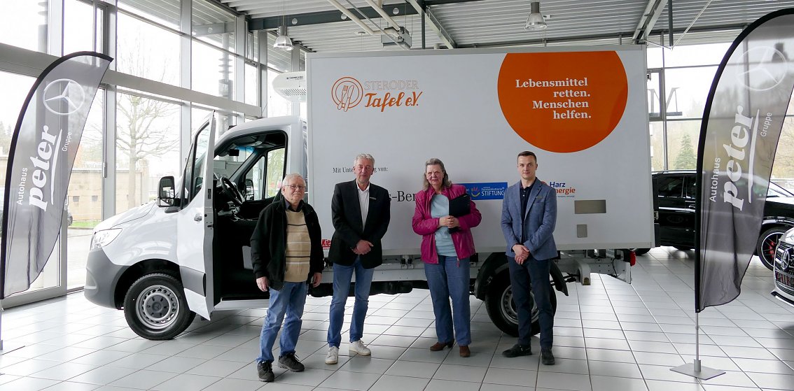 Mercedes-Benz unterst&uuml;tzt die Osteroder Tafel e.V. mit einem neuen Sprinter K&uuml;hlkoffer