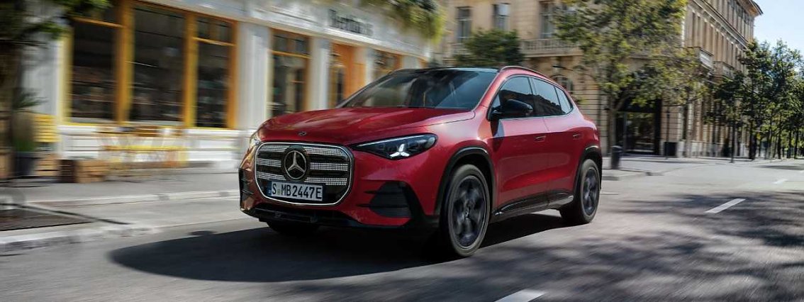 Frontalansicht des neuen roten Mercedes-Benz GLA 