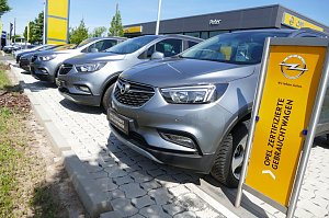 Eine Reihe silberfarbener Opel-Gebrauchtwagen steht vor dem Autohaus Peter in Nordhausen. Im Vordergrund ist ein gelbes Schild mit der Aufschrift Opel zertifizierte Gebrauchtwagen und dem Opel-Logo zu sehen. Im Hintergrund erkennt man das moderne Gebäude des Autohauses mit Glasfassade und Opel-Schriftzug.