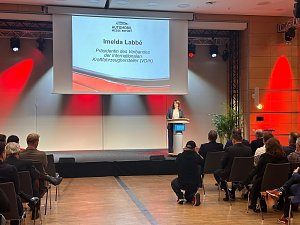 Imelda Labb&eacute;, Pr&auml;sidentin des Verbandes der Internationalen Kraftfahrzeughersteller (VDIK), spricht am Rednerpult. Ihr Name und Titel sind gro&szlig; auf der Leinwand zu sehen.
