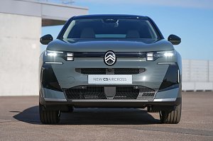 Frontansicht des neuen Citro&euml;n C5 Aircross mit eingeschaltetem Tagfahrlicht und Kennzeichen NEW C5 AIRCROSS.