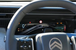 Nahaufnahme des digitalen Kombiinstruments des Citro&euml;n C5 Aircross mit Tachometer, Tempolimitanzeige und Fahrassistenzsymbolen.