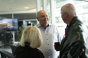 Helmut Peter im Gespr&auml;ch mit G&auml;sten beim afrikanischen Abend im Autohaus Peter in Heiligenstadt. Die entspannte Atmosph&auml;re l&auml;dt zum Austausch rund um Afrika ein.