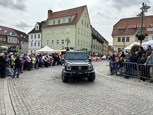 Die Mercedes-Benz G-Klasse des Autohauses Peter rollt stolz durch die Innenstadt von Sondershausen. Begeisterte Zuschauer s&auml;umen die Stra&szlig;en und verfolgen den Festumzug.    