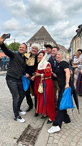 Beim Festumzug in Sondershausen herrschte beste Stimmung � das Team des Autohauses Peter machte ein Selfie mit Teilnehmern in historischen Kost&uuml;men. Ein tolles Miteinander von Tradition und Moderne!