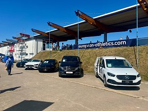 Mehrere Mercedes-Benz Fahrzeuge, pr&auml;sentiert vom Autohaus Peter, stehen aufgereiht am Rand des Stadions beim Anhalt 2025 Leichtathletik-Meeting. Unter den ausgestellten Autos sind ein wei&szlig;er eCitan, ein schwarzer EQV und weitere Mercedes-Modelle zu sehen. Im Hintergrund befinden sich Zuschauertrib&uuml;nen, ein Banner mit der Aufschrift �european-athletics.com� und einige Besucher auf dem Gel&auml;nde.