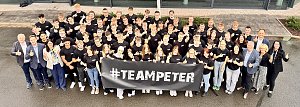 Gruppenfoto der 63 neuen Auszubildenden der Autohaus-Peter-Gruppe vor dem Mercedes-Benz-Autohaus in Nordhausen. Alle tragen schwarze #TeamPeter-T-Shirts und halten einen Banner mit dem Schriftzug �#TEAMPETER�. Gesch&auml;ftsf&uuml;hrung und Ausbildungsleitung stehen am Rand, alle l&auml;cheln und zeigen Daumen hoch.