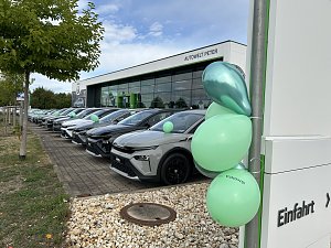 Reihe neuer �koda-Autos mit gr&uuml;nen Luftballons vor dem Autohaus Autowelt Peter in Nordhausen. Aufschrift am Geb&auml;ude: �Autowelt Peter�. Im Vordergrund ein Schild mit dem Wort �Einfahrt�. 