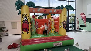 Kinder spielen auf einer bunten H&uuml;pfburg mit Tier- und Insektenmotiven im Autohaus Autowelt Peter. Die H&uuml;pfburg ist Teil des Familienprogramms zur Feier von 130 Jahren �koda.
