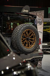 Detail eines Jeep-Geländewagens mit Reserverad auf der Automesse.