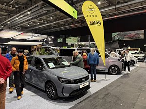 Gut besuchte Automesse mit Opel-Fahrzeugen, vielen Besuchern und lebendiger Stand-Atmosphäre.