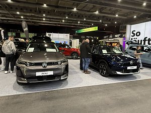 Automesse mit Citroën-Fahrzeugen und Besuchern