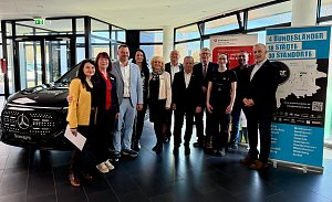 Teilnehmer des Pressegespr&auml;chs im Autohaus.