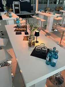 Ein Tisch mit der Vorspeise und Getränken.