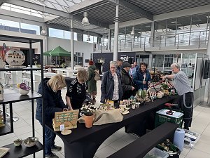 Man sieht den Stand der Keramikscheune Köthen. Davor stehen viele Besucher und schauen sich die Keramik an.