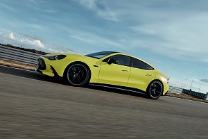 Das neue Mercedes-AMG GT 4-Türer Coupé von der Seite.