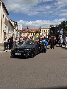 Helmut Rieche, Dr. Silvia Ristow und Ingo Schmidt sitzen in einem schwarzen CLE Cabriolet w&auml;hrend des Festumzuges.