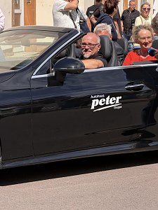 Helmut Rieche, Dr. Silvia Ristow und Ingo Schmidt sitzen in einem schwarzen CLE Cabriolet w&auml;hrend des Festumzuges.
