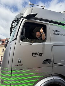 Jens Schmalenberger mit "Daumen hoch" im eActros.