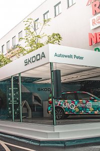 �koda Roadshow Bühne mit Autowelt Peter Schriftzug und einem bunt beklebten Fahrzeug