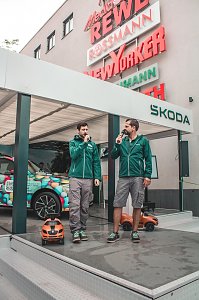 �koda Roadshow Bühne mit einem bunt beklebten Fahrzeug; davor 2 Skoda Moderatoren mit Mikros.
