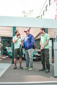�koda Roadshow Bühne mit einem bunt beklebten Fahrzeug; davor 2 Skoda Moderatoren mit Mikros und ein Gast in der Mitte.