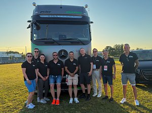 Das Team des Autohauses Peter posiert in einheitlicher schwarzer Teambekleidung f&uuml;r ein Gruppenfoto vor der vollelektrischen Mercedes-Benz eActros 600 Sattelzugmaschine.