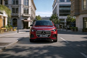 roter Mercedes-Benz GLA aus frontaler Ansicht 