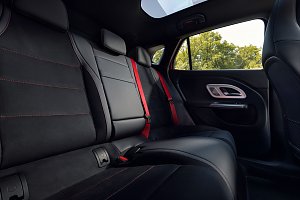 R&uuml;ckbank des Innenraums des neuen Mercedes-Benz GLA. 