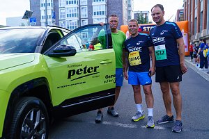 Teilnehmer der Autohaus Peter Gruppe mit dem grünen Jeep Compass vor dem Start des Erfurter Nachtlaufs 2026