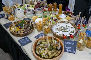 Ein reichhaltiges Buffet, das mit verschiedenen kleinen Vorspeisen, Salaten, eingelegtem Gemüse und Dip-Schalen samt kleinen Beschriftungstafeln angerichtet ist.