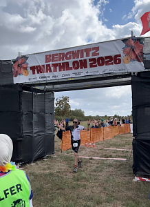 Zieleinlauf des Mitarbeiters Robert Spaeth beim Bergwitztriathlon 2026