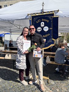 Gesch&auml;ftsf&uuml;hrerin Christina Dost und Serviceleiter Enrico Dost mit der Auszeichnung zum 10-j&auml;hrigen Gesch&auml;ftsjubil&auml;um am Standort in Dessau.