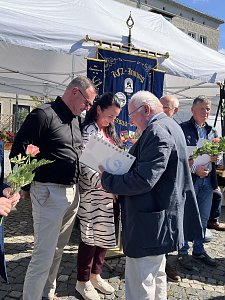 Gesch&auml;ftsf&uuml;hrerin Christina Dost und Serviceleiter Enrico Dost bekommen die Auszeichnung zum 10-j&auml;hrigen Gesch&auml;ftsjubil&auml;um am Standort in Dessau &uuml;berreicht.