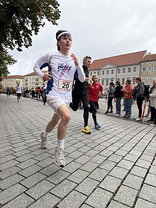 Man sieht einen L&auml;ufer unseres peter-Teams auf der Strecke.