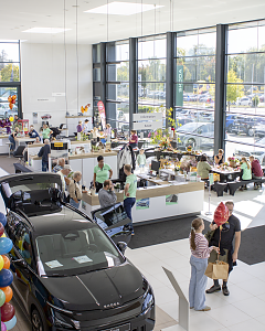 Blick von oben auf den gut besuchten Showroom der Autowelt Peter mit �koda Fahrzeugen, herbstlichen Marktst&auml;nden und Kreativangeboten.