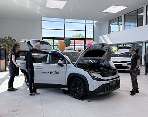 Wei&szlig;er �koda Epiq mit ge&ouml;ffneter Motorhaube und T&uuml;ren w&auml;hrend einer Fahrzeugpr&auml;sentation im Showroom der Autowelt Peter.