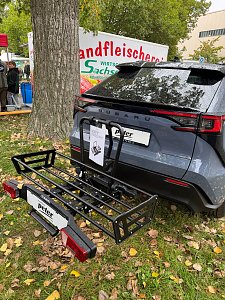 Subaru Fahrzeug im Außenbereich von hinten fotografiert mit Fahrradträger