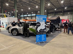 Autohaus Peter Messestand in der Halle mit mehreren Fahrzeugen und einem Rollup im Vordergrund