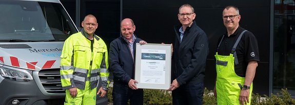 uszeichnung f&uuml;r herausragenden Einsatz im Pannenservice: Das Team von Autohaus Peter wurde von Daimler Truck mit dem Pr&auml;dikat Best of Service24h � 2025 ausgezeichnet.