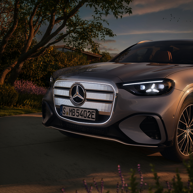 Der neue Mercedes-Benz GLC 400 4MATIC mit EQ Technologie. Energieverbrauch kombiniert: 14,9-18,8 kWh/100 km | CO-2;-Emissionen kombiniert: 0 g/km | CO-2;-Klasse: A [1] Exterieur: AMG Line; lavender silver [1] Die Angaben sind vorl&auml;ufig. Es liegen bislang weder best&auml;tigte Werte von einer amtlich anerkannten Pr&uuml;forganisation noch eine EG-Typgenehmigung noch eine Konformit&auml;tsbescheinigung mit amtlichen Werten vor. Abweichungen zwischen den Angaben und den amtlichen Werten sind m&ouml;glich.