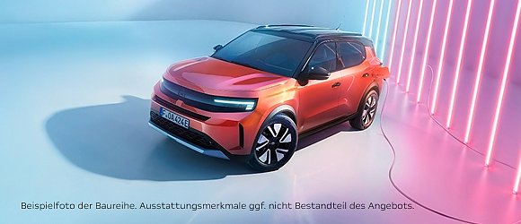 Orangener Opel Frontera Elektro steht in Studio mit Neonlichtst&auml;ben, angeschlossen an Ladekabel. Hinweis im Bild: Beispielabbildung, Ausstattung kann abweichen.