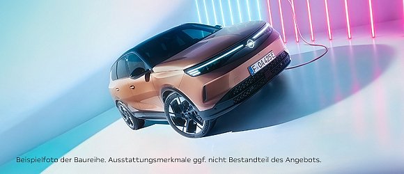 Brauner Opel Grandland Elektro steht in Studio mit Neonlichtst&auml;ben, angeschlossen an Ladekabel. Hinweis im Bild: Beispielabbildung, Ausstattung kann abweichen.