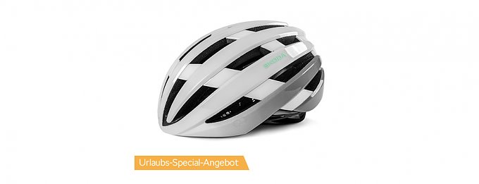 Wei&szlig;er Fahrradhelm vor grauem Hintergrund, beworben als Urlaubs-Special-Angebot.